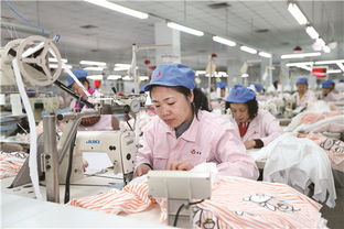 山东大型纺织企业青岛市即墨区即发集团的纺织工人在生产出口服装